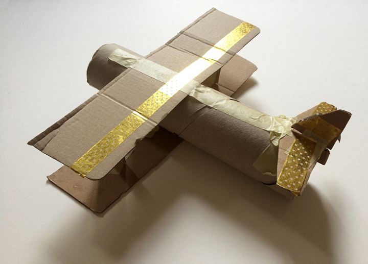 DIY avion récup en carton pour enfants, jouet, jeu, masking tape