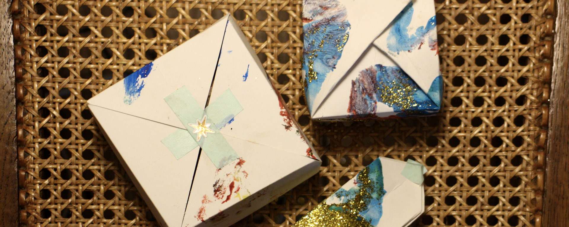 boîte chocolats enfant peinture diy fait maison carton papier soie déco perso pliage paillettes noël homemade chocolate box cadeau